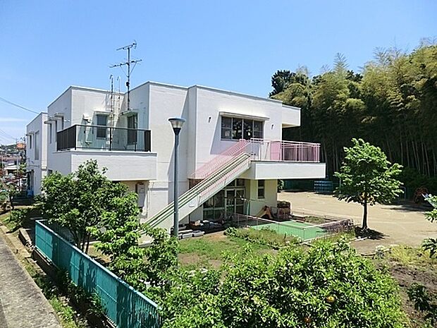 笹下南保育園まで595m、6ヶ月以上児が対象です。ひとりひとりが自分の居場所を得、のびのびと生活していかれるように心配りして保育しています。