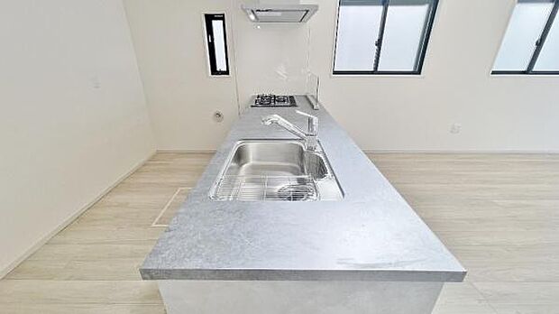 《キッチン》　■家族が集う楽しく親子の会話もはずむキッチン。明るく清潔で使い勝手のいいキッチンには、いつも家族の笑顔があふれています。時にはお子様とご一緒に料理もできる大きなペニンシュラキッチンです。