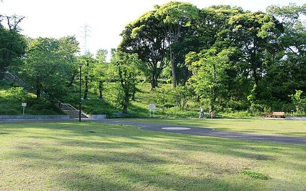 横浜市児童遊園地まで470m、四季の移ろいや安らぎを感じられる緑豊かな公園。運動広場、遊び場、花畑、コイなどの生息する池もありご家族で楽しめます。