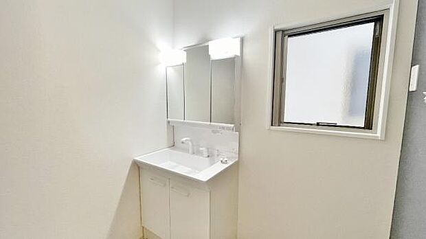 《洗面台》　■朝のバタバタした身支度を支えてくれる洗面所。