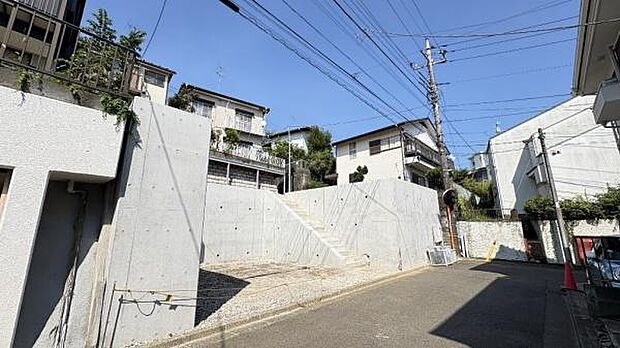 《前面道路》 ■落ち着いた住環境です。