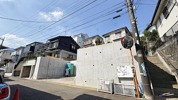 《前面道路》 ■閑静な住宅街の一角