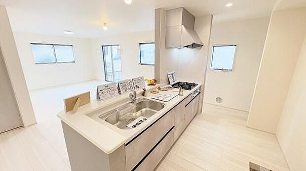 《システムキッチン》　■お手入れしやすくきれいなキッチン。お料理の始めから後片付けまで楽しい時間になりそうです。