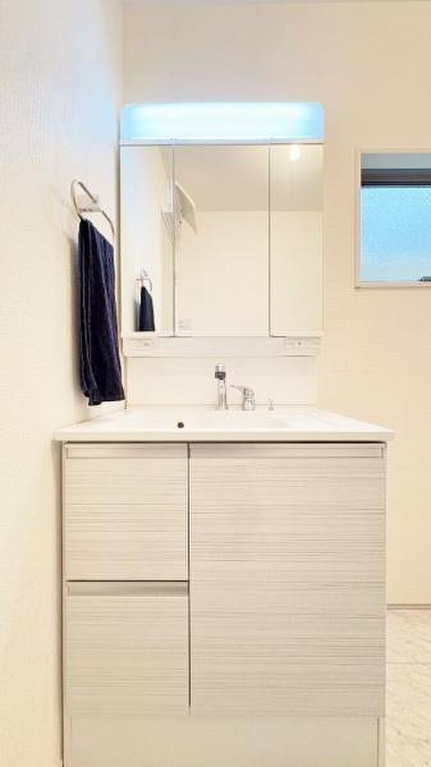 《洗面化粧台》　■使いやすいシャープなデザインの洗面化粧台。