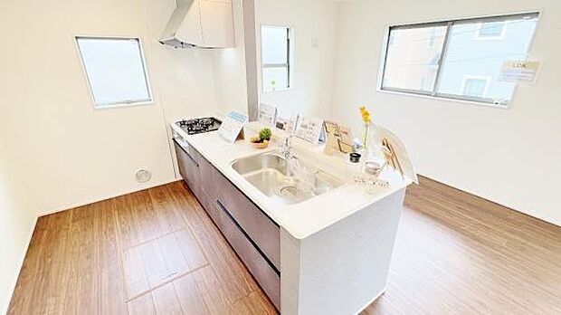 《システムキッチン》　■お手入れしやすくきれいなキッチン。お料理の始めから後片付けまで楽しい時間になりそうです。