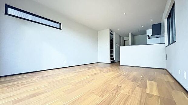 《リビングダイニング》 ■豊かな光が照らすこの場所は、たわいもない会話を楽しみ、ゆったりとした時間を過ごす場所。家族の日常が刻まれる大切な空間です。自然光に溢れるこの空間はリフレッシュにピッタリです。