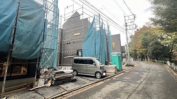 《前面道路》　■落ち着いた住環境です。