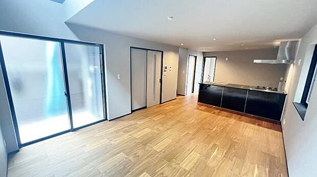 《リビングダイニング》　■家族が自然と集まって、思い思いにくつろぎ、遊び、語らう、やすらぎの空間。この大きな窓から差し込む自然の光は、あたたかく家族を照らして、夜には美しい星空を眺めることもできます。