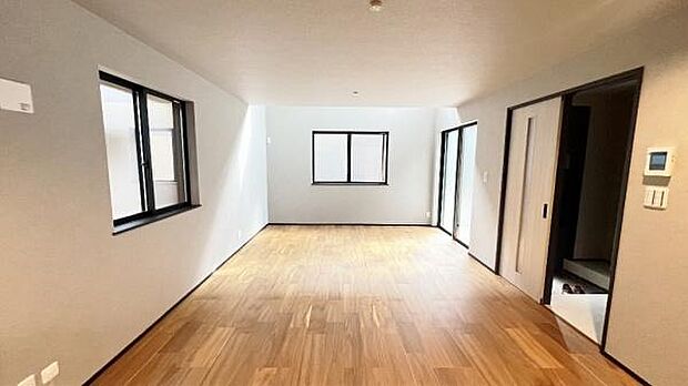 《リビングダイニング》　■上質な時間を育む暮らしのメインステージ。寛ぎとご家族とのコミュニケーションを育む居心地のよい場所。この明るい空間は家族に安らぎを与えて、落ち着いた心地よい空間になるでしょう。