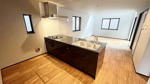 《リビングダイニング》　■豊かな光が照らすこの場所は、たわいもない会話を楽しみ、ゆったりとした時間を過ごす場所。家族の日常が刻まれる大切な空間です。自然光に溢れるこの空間はリフレッシュにピッタリです。