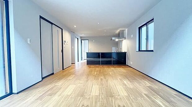 《リビングダイニング》　■大画面ＴＶも余裕、インテリアプランが考えやすいワイドなリビング。家族がしぜんに集まる広さ、お子様が思わず走り出す大空間。