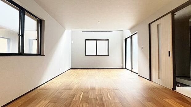 《リビングダイニング》　■開放的で広いリビング。のびのびとくつろげるリビングは、家族のコミュニケーションの場としてみんなが集まる場所に。