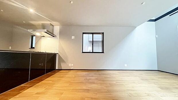 《リビングダイニング》　■ご家族でゆったりとした時間を過ごす場所です。