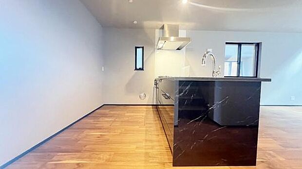 《システムキッチン》　■会話を楽しみながら食事を味わう。一緒にいる時間が楽しい空間。カフェにいるような気分で毎日を過ごしたい。家族でいる時間を柔らかに包み込むインテリア。