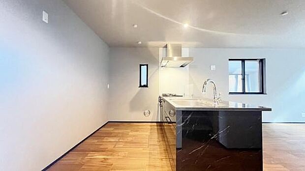 《食器洗い乾燥機》　■食事後もゆっくり過ごせる食器洗い乾燥機を設置。手洗いよりもキレイに洗え、節水にもなります。