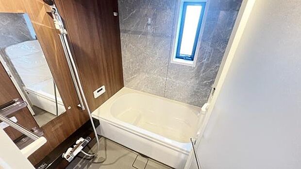 《浴室》　■ゆったり足を伸ばせる浴槽。お子様と一緒でもゆとりの広さ。1日の疲れを癒してくれるバスタイム。