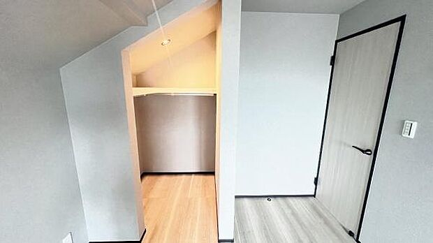 《ウォークインクローゼット》　■大容量のウォークインクローゼットをご用意。衣類だけでなく、遊び道具やトランクなどの旅行用品の収納にも重宝します。