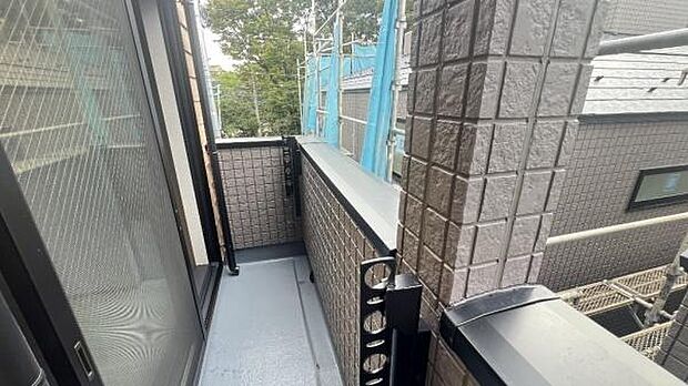 《バルコニー》　■陽当りも良く、洗濯物も良く乾きそうです。目の前には気持ちの良い青空が広がります。前面に高い建物がないので開放的で開けた眺望が望めます。