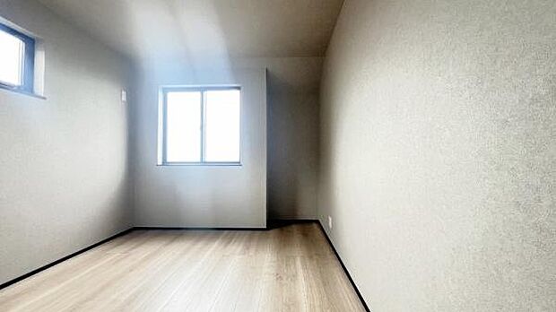 《洋室》　■落ち着いた雰囲気もあって、収納力もある、大人にも、子供にも相応しい、明るくスタイリッシュな空間になっています。寝室にも子供部屋にも使える万能な、なくてはならない便利なお部屋になっています。