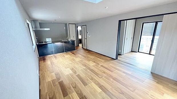 《リビングダイニング》　■大画面ＴＶも余裕、インテリアプランが考えやすいワイドなリビング。家族がしぜんに集まる広さ、お子様が思わず走り出す大空間。