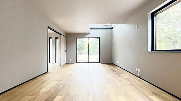 《リビングダイニング》　■開放的で広いリビング。のびのびとくつろげるリビングは、家族のコミュニケーションの場としてみんなが集まる場所に。