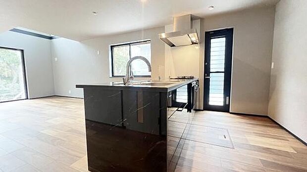 《食器洗い乾燥機》　■食事後もゆっくり過ごせる食器洗い乾燥機を設置。手洗いよりもキレイに洗え、節水にもなります。