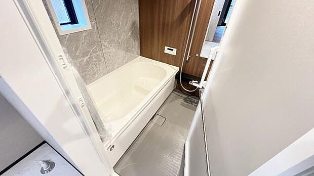 《オートバス》　■ボタン一つでお風呂に入れる状態をセッティング出来る機能です。 自動お湯はり機能なら、入りたいお湯の温度をボタンで調節することが出来、手間が省けます。