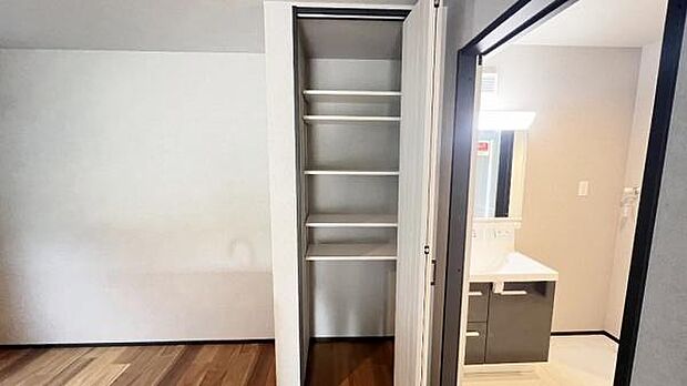 《パントリー》　■キッチン横のストレージルーム。常温保存の食品・キッチン用品などが収納できて便利です。