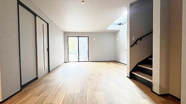 《リビングダイニング》　■開放的で広いリビング。のびのびとくつろげるリビングは、家族のコミュニケーションの場としてみんなが集まる場所に。