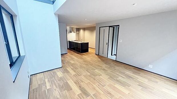 《リビングダイニング》　■ご家族でゆったりとした時間を過ごす場所です。