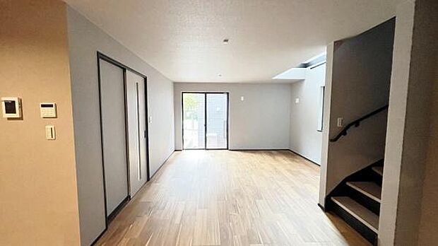 《リビングダイニング》　■家族が自然と集まって、思い思いにくつろぎ、遊び、語らう、やすらぎの空間。この大きな窓から差し込む自然の光は、あたたかく家族を照らして、夜には美しい星空を眺めることもできます。