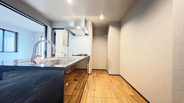 《食器洗い乾燥機》　■食事後もゆっくり過ごせる食器洗い乾燥機を設置。手洗いよりもキレイに洗え、節水にもなります。