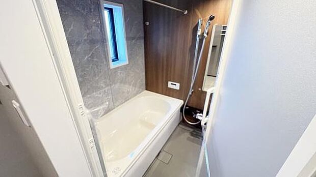 《浴室》　■ゆったり足を伸ばせる浴槽。お子様と一緒でもゆとりの広さ。1日の疲れを癒してくれるバスタイム。