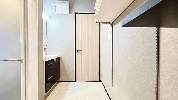 《洗面化粧台》　■洗面化粧台の鏡は、メイクや髭剃りに便利な三面鏡タイプ。開いて合わせ鏡としても使用できます。鏡の裏側は収納スペースとして利用でき、小物などの保管に便利な棚も付いています。