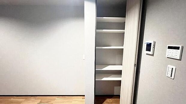 《パントリー》　■キッチン横のストレージルーム。常温保存の食品・キッチン用品などが収納できて便利です。