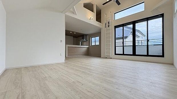 《リビングダイニング》 ■開放的で広いリビング。のびのびとくつろげるリビングは、家族のコミュニケーションの場としてみんなが集まる場所に。