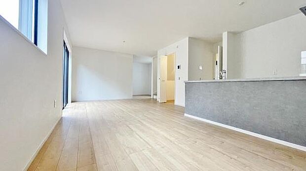 《リビングダイニング》 ■開放的で広いリビング。のびのびとくつろげるリビングは、家族のコミュニケーションの場としてみんなが集まる場所に。