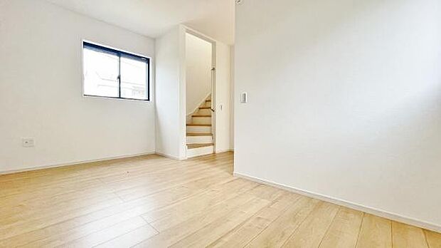 とても伸びやかな印象のLDK。南西向きの陽当たりの良さと隣接の洋室との一体感から、明るく広々とした大空間を感じていただけます。住まわれる方の日々の生活を、笑顔溢れるものにしてくれます。