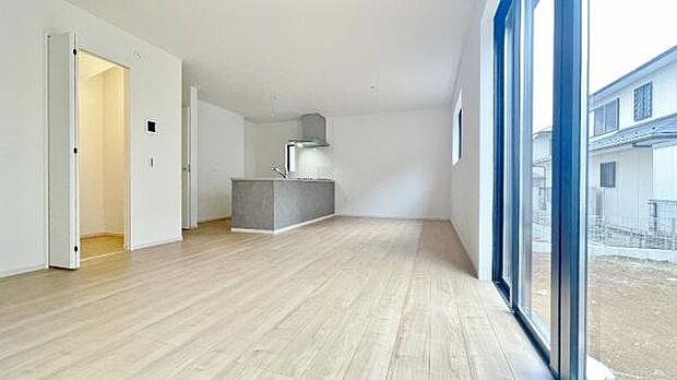 《リビングダイニング》　■ご家族でゆったりとした時間を過ごす場所です。