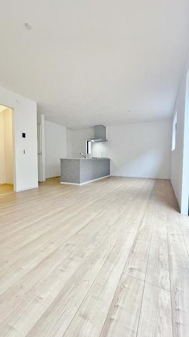 《リビングダイニング》　■上質な時間を育む暮らしのメインステージ。寛ぎとご家族とのコミュニケーションを育む居心地のよい場所。この明るい空間は家族に安らぎを与えて、落ち着いた心地よい空間になるでしょう。