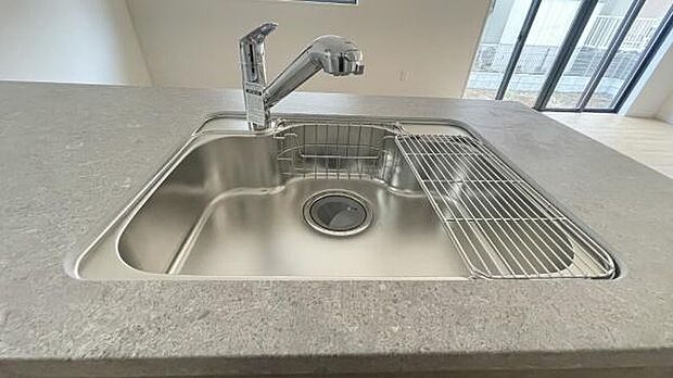 《キッチン》 ■ステンレス製シンク。幅と奥行きがありますので、食器洗時のストレスも減りそうです。