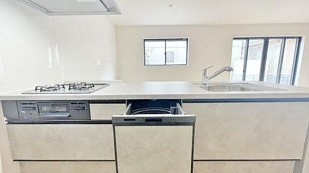 《食器洗い乾燥機》　■食事後もゆっくり過ごせる食器洗い乾燥機を設置。手洗いよりもキレイに洗え、節水にもなります。