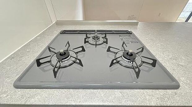 《三口ガスコンロ》 ■毎日料理をする方、家族の分まで作られる方には必須の三口ガスコンロ。同時進行が可能で効率よく、楽しく料理ができます。