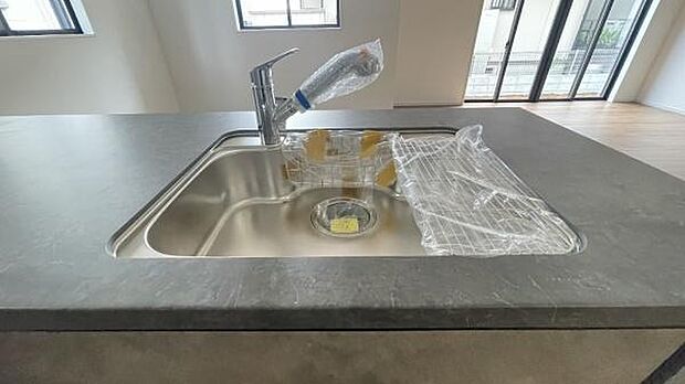 《キッチン》　■ステンレス製シンク。幅と奥行きがありますので、食器洗時のストレスも減りそうです。