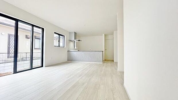 《リビングダイニング》 ■開放的で広いリビング。のびのびとくつろげるリビングは、家族のコミュニケーションの場としてみんなが集まる場所に。