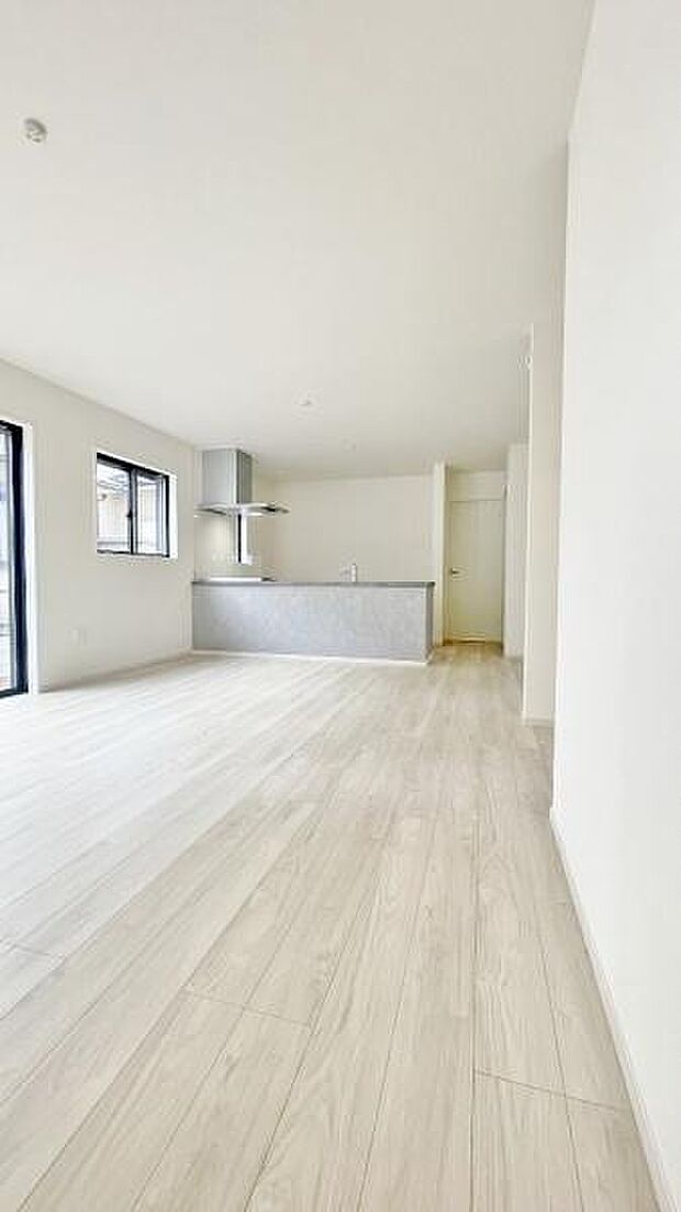 《リビングダイニング》 ■大画面TVも余裕、インテリアプランが考えやすいワイドなリビング。家族がしぜんに集まる広さ、お子様が思わず走り出す大空間。