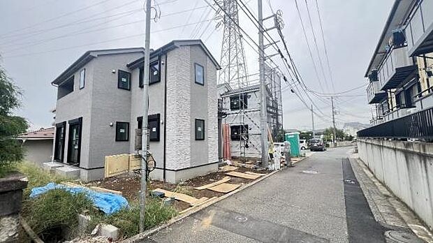《前面道路》 ■道路と敷地はフラットな地形です。