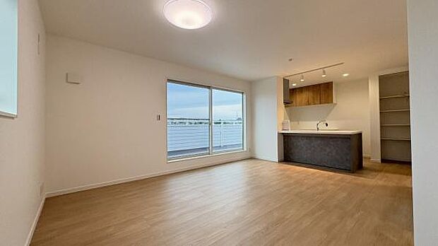 《リビングダイニング》　■開放的で広いリビング。のびのびとくつろげるリビングは、家族のコミュニケーションの場として、みんなが集まる憩いの場所に。