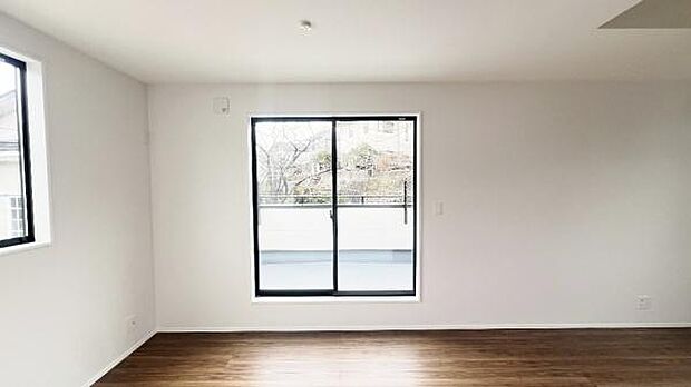 《リビングダイニング》 ■開放的で広いリビング。のびのびとくつろげるリビングは、家族のコミュニケーションの場として、みんなが集まる憩いの場所に。