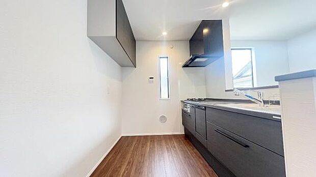 《システムキッチン》 ■お手入れしやすくきれいなキッチン。お料理の始めから後片付けまで楽しい時間になりそうです。窓からの日差しが明るく手元を照らします。